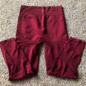 Scarlet red “everyday seamless”